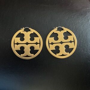 Round Cutout Hoop Earrings in Matte Gold